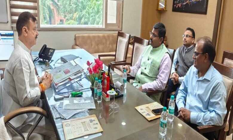 गुजरात संस्कृत बोर्ड अध्यक्ष पालीवाल ने स्कूल शिक्षा मंत्री श्री सिंह से की सौजन्य भेंट 1 KSHITITECH 22A 9 1 KSHITITECH