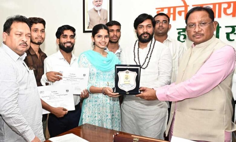 रायपुर : मुख्यमंत्री श्री विष्णुदेव साय से पंथी नृत्य दल ने की सौजन्य मुलाकात 1 KSHITITECH 3A 7 KSHITITECH