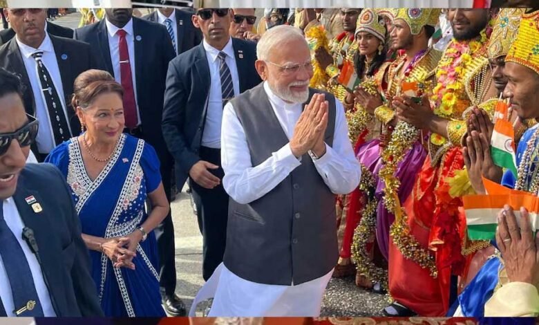 त्रिनिदाद एवं टोबैगो की प्रधानमंत्री कमला प्रसाद बिसेसर ने अपनी पूरी कैबिनेट के साथ एयरपोर्ट पर पीएम मोदी का स्वागत किया 1 KSHITITECH 4A 16 KSHITITECH