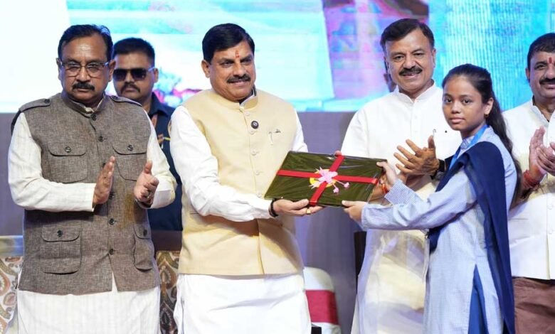 मुख्यमंत्री ने आज दी 94 हजार से ज्यादा मेधावी छात्रों को लैपटॉप की सौगात, खातों में पहुंची ₹25-25 हजार की राशि 1 KSHITITECH 4A 36 KSHITITECH