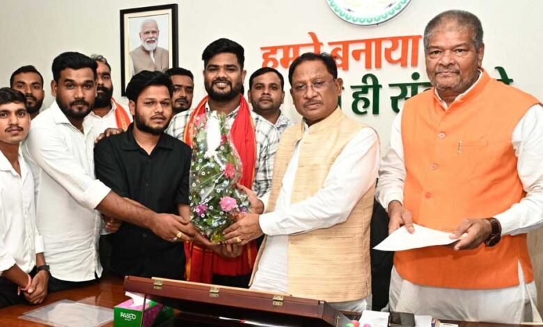 मुख्यमंत्री साय से रजक समाज के प्रतिनिधि मंडल ने की सौजन्य भेंट, राज्य स्तरीय युवा सम्मेलन में शामिल होने का दिया आमंत्रण 1 KSHITITECH 4A 5 KSHITITECH