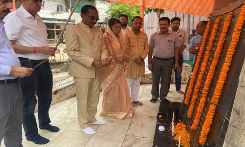 औद्योगिक क्षेत्र बलियरी में विस्फोट से शहीद हुए श्रमिकों के स्मारक पुष्प अर्पित कर दी गई श्रद्धांजलि 1 KSHITITECH 5A 131 KSHITITECH