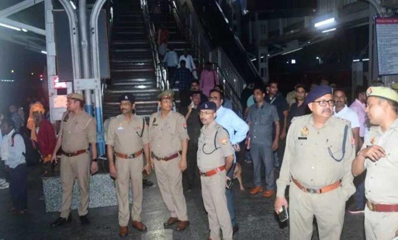 छत्तीसगढ़ सम्पर्क क्रांति गाडी में बम की सूचना से हड़कंप, झांसी स्टेशन पर खाली कराई 1 KSHITITECH 5A 46 KSHITITECH