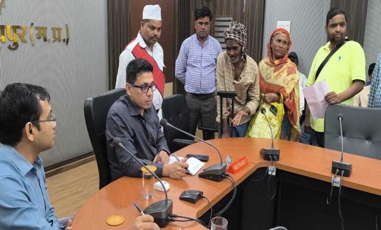 जनसुनवाई में आवेदकों ने कलेक्टर को बताई अपनी समस्याएं 1 KSHITITECH 8A 133 KSHITITECH