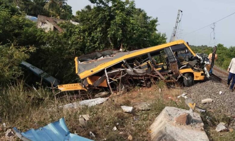 कडलूर जिले में एक दर्दनाक हादसे में एक ट्रेन ने स्कूल वैन को टक्कर मार दी जिसमें तीन बच्चों की जान चली गई और कई घायल 1 KSHITITECH 8A 23 KSHITITECH