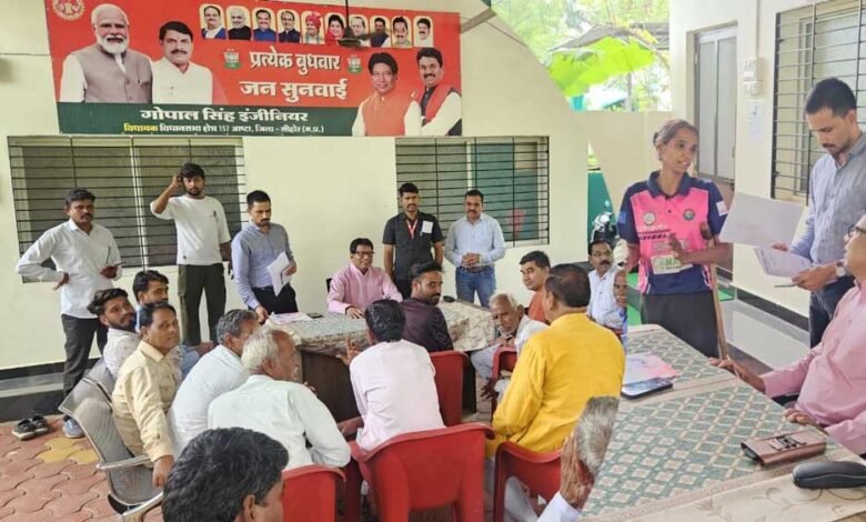 जनसुनवाई :बड़ी संख्या में जनसुनवाई में आये नागरिको की विधायक गोपालसिंह इंजीनियर ने सुनी समस्याएं 1 KSHITITECH 9A 163 KSHITITECH