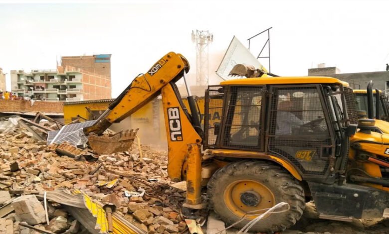 खरगौन की 12 कॉलोनियों में 85 मकान खतरे में, प्रशासन ने जारी किए नोटिस 1 KSHITITECH JCB Action A 119 4 KSHITITECH