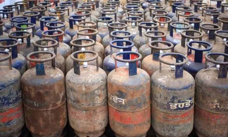 राहत : कमर्शियल LPG सिलेंडर आज से ₹58.5 सस्ता, जानें दिल्ली‑मुंबई सहित आपके शहर में क्या है नया रेट 1 KSHITITECH LPG Cylinder20 1 KSHITITECH