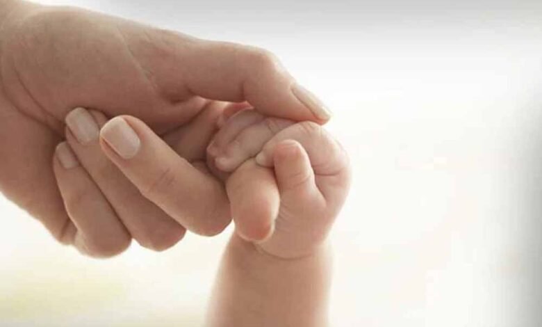 ब्रिटेन में जन्मा पहला 'तीन DNA' बच्चा, विज्ञान की जीत या नैतिक संकट? 1 KSHITITECH baby2 KSHITITECH