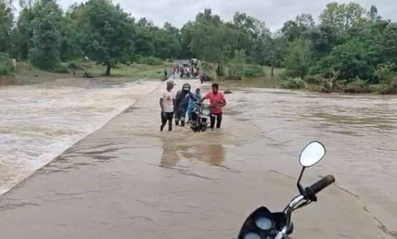 मध्य प्रदेश: शहडोल में मूसलाधार बारिश से जनजीवन अस्त-व्यस्त, घरों-सड़कों में पानी 1 KSHITITECH barish1 2 KSHITITECH