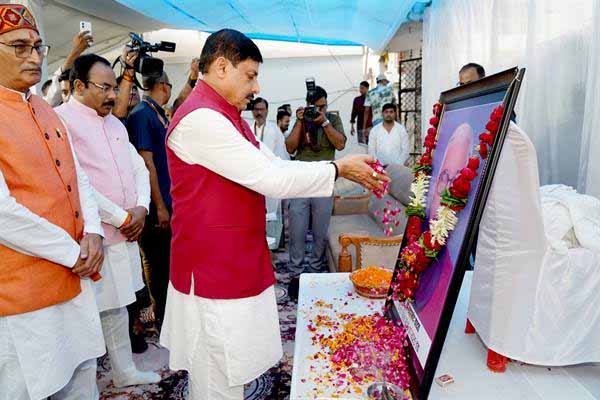 मुख्यमंत्री डॉ. यादव ने स्व. ब्रम्हानंद यादव को पुष्पांजलि अर्पित कर दी श्रद्धांजलि 1 KSHITITECH cm5 4 KSHITITECH