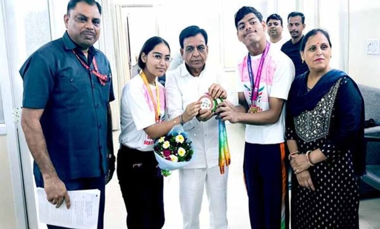 उप मुख्यमंत्री देवड़ा से मिले नेशनल चैम्पियनशिप विजेता आर्म रेसलर भाई-बहन रोहित और खुशी 1 KSHITITECH devda KSHITITECH