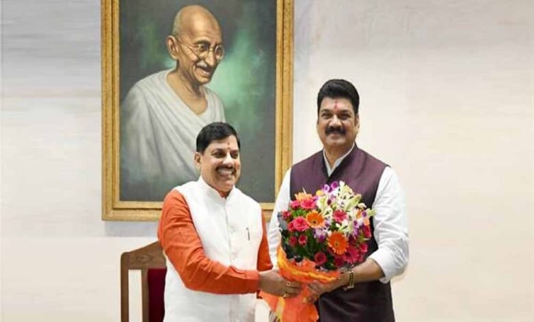 मुख्यमंत्री डॉ. यादव के विदेश यात्रा से लौटने पर खाद्य मंत्री राजपूत ने दी शुभकामनाएं 1 KSHITITECH govind 5 KSHITITECH