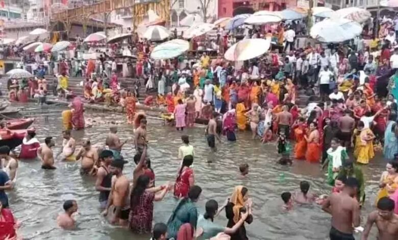 देवशयनी एकादशी: काशी में गंगा स्नान के लिए उमड़े श्रद्धालु, लगाई आस्था की डुबकी 1 KSHITITECH kashi KSHITITECH