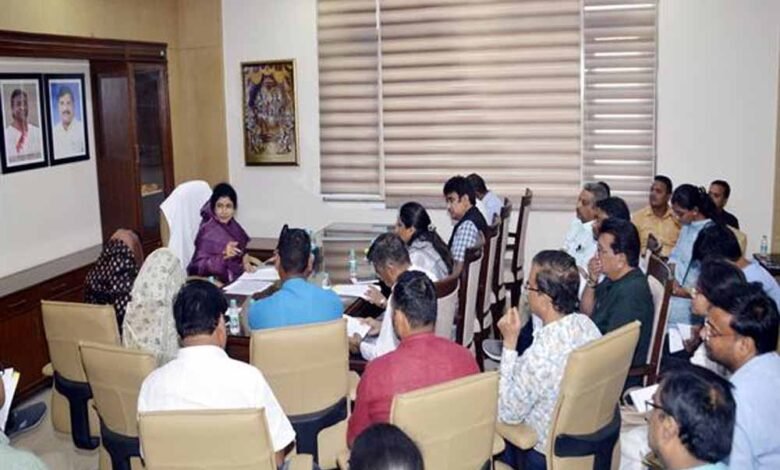 राज्यमंत्री श्रीमती गौर ने विभिन्न वार्डों में संचालित निर्माण कार्यों की समीक्षा की 1 KSHITITECH krishna 1 KSHITITECH