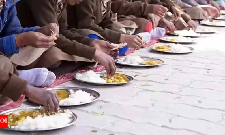 मिड डे मील में निकली छिपकली, खाना खाते ही 3 बच्चों की तबीयत बिगड़ी 1 KSHITITECH miday1 KSHITITECH
