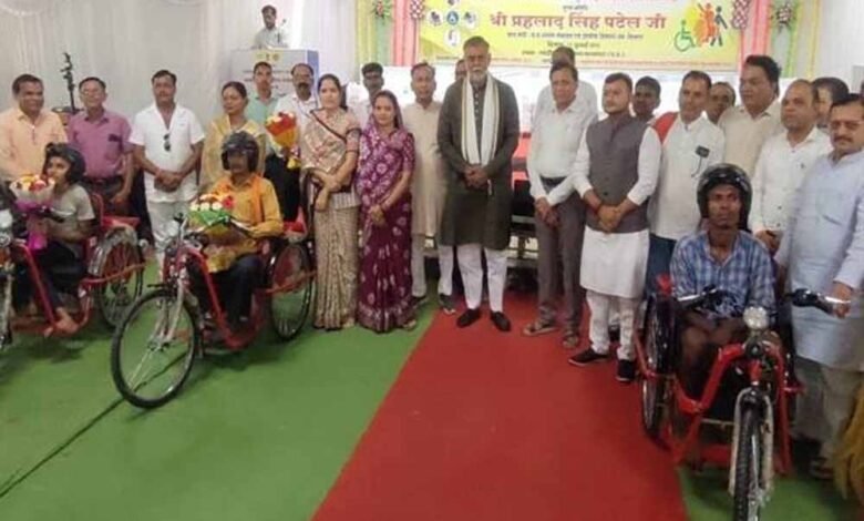 ट्राई साइकिल एवं सहायक उपकरण दिव्यांगजनों को सशक्त करने का माध्यम है : मंत्री पटेल 1 KSHITITECH patel11 KSHITITECH