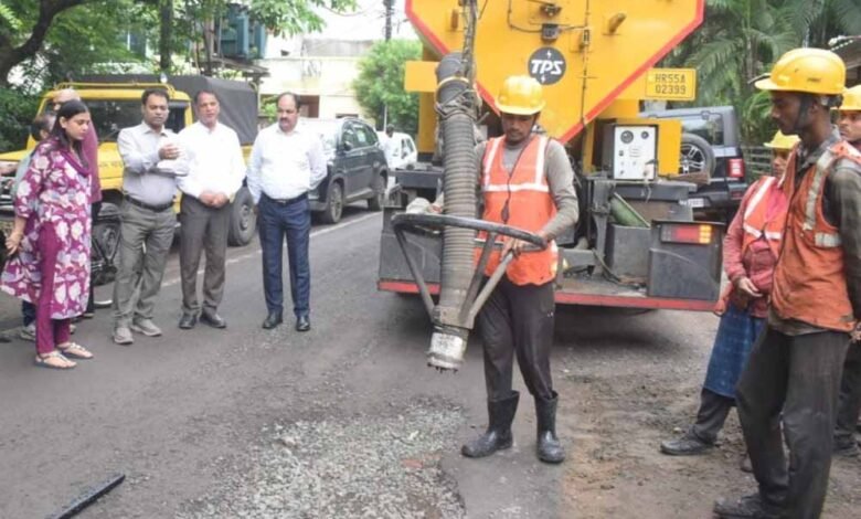 भोपाल में जैट पेचर तकनीक से सड़कों के गड्ढे भरने के कार्य का प्रदर्शन 1 KSHITITECH pench KSHITITECH