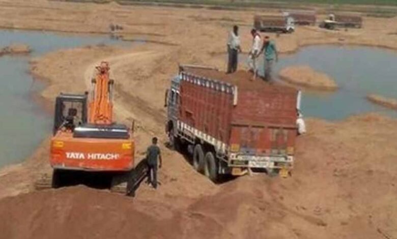 बेलगाम रेत माफिया की करतूत, अधिकारी को रौंदने का प्रयास – बाल-बाल बची जान 1 KSHITITECH ret1 KSHITITECH