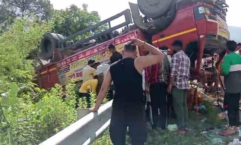 कांवड़ यात्रा में बड़ा हादसा: ट्रक पलटने से 3 श्रद्धालुओं की मौत, 16 घायल 1 KSHITITECH rishi1 KSHITITECH