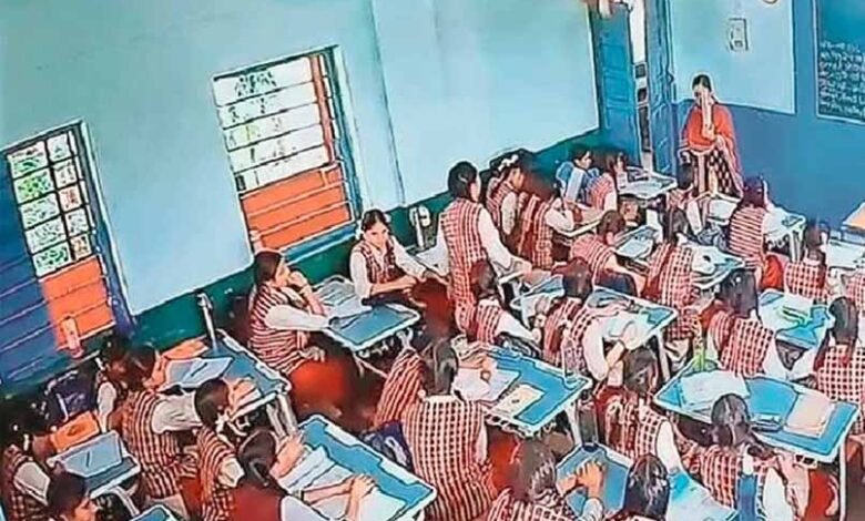 स्कूल की लापरवाही! भोपाल में क्लासरूम की छत का प्लास्टर गिरा, छात्राएं ज़ख्मी 1 KSHITITECH school1 6 KSHITITECH