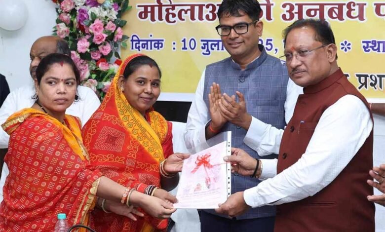 मुख्यमंत्री विष्णुदेव साय ने रेडी टू ईट निर्माण एवं वितरण हेतु रायगढ़ में 10 महिला स्व-सहायता समूहों को सौंपे अनुबंध पत्र 1 KSHITITECH shay2 KSHITITECH