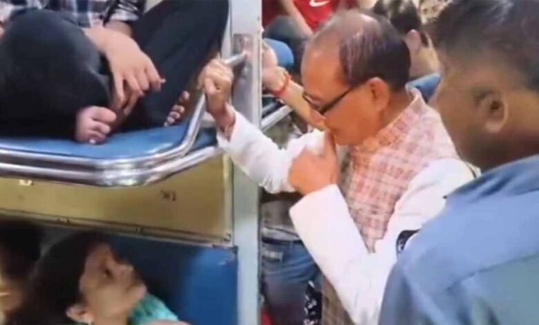 शिवराज ने की रेल मंत्री से मांग, बोले- बढ़ाए जाएं जनरल कोच, यात्रियों को हो रही भारी दिक्कत 1 KSHITITECH shivraj1 KSHITITECH