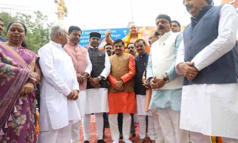 मुख्यमंत्री डॉ. मोहन यादव ने डॉ. श्यामा प्रसाद मुखर्जी की प्रतिमा पर माल्यार्पण कर विनम्र श्रद्धांजलि दी 1 KSHITITECH shyama2 KSHITITECH