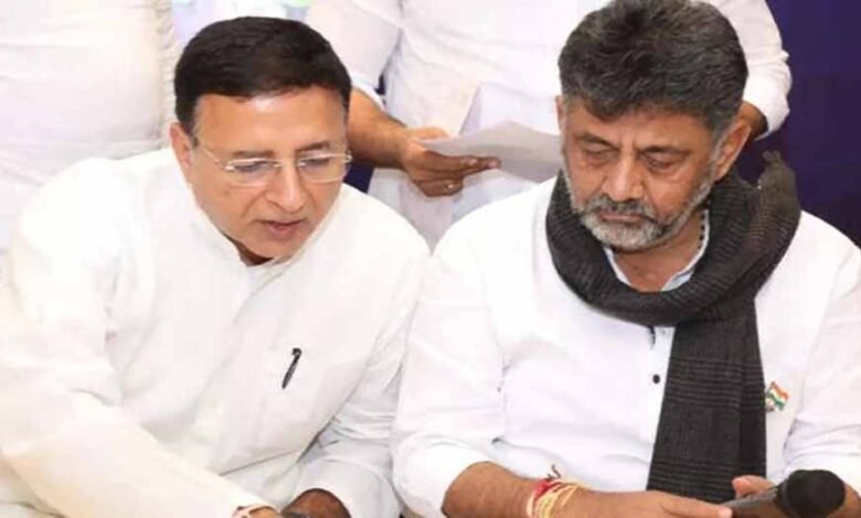 डीके शिवकुमार की कोशिश नाकाम, सुरजेवाला ने साफ कहा – CM नहीं बदलेगा 1 KSHITITECH surjewala1 KSHITITECH