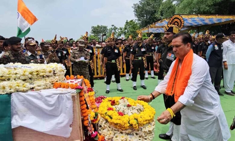 मंत्री टेटवाल ने वीरगति प्राप्त जवान श्री नागर को दी श्रद्धांजलि, राजकीय सम्मान के साथ दी गई विदाई 1 KSHITITECH tet KSHITITECH