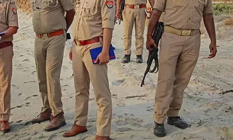 UP पुलिस दरोगा ने मांगा बाइक का कागज, बाइक सवार ने कर दी पिटाई, फाड़ी वर्दी 1 KSHITITECH up po1 KSHITITECH