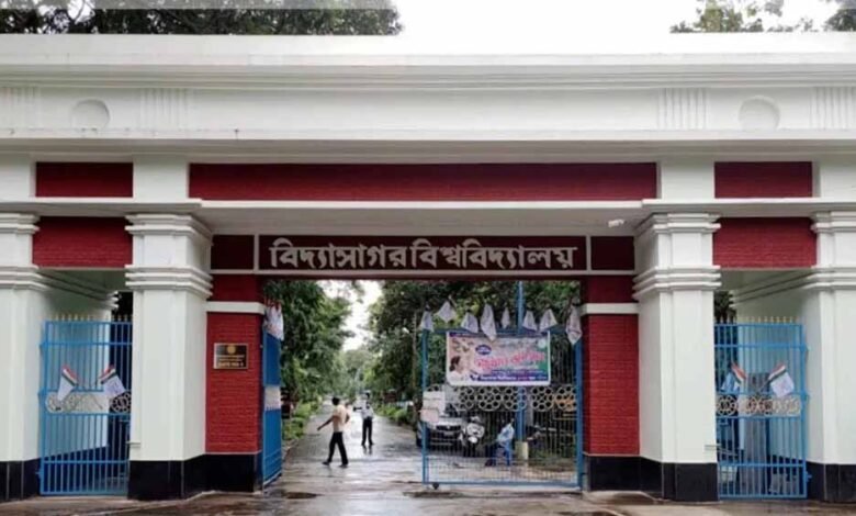 इतिहास के प्रश्नपत्र में स्वतंत्रता सेनानियों को आतंकी कहना पड़ा भारी, यूनिवर्सिटी में हंगामा 1 KSHITITECH vidhyasagar1 KSHITITECH