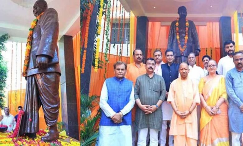 सीएम योगी ने डॉ. श्यामा प्रसाद मुखर्जी की जयंती के अवसर पर उनकी प्रतिमा पर माल्यार्पण कर उन्हें याद किया 1 KSHITITECH yogi02 KSHITITECH