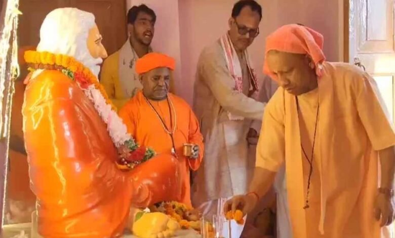 गुरु पूर्णिमा पर सीएम योगी ने किया महायोगी गोरखनाथ का पूजन, अनुष्ठानिक कार्यक्रम में हुए शामिल 1 KSHITITECH yogi adi1 2 KSHITITECH